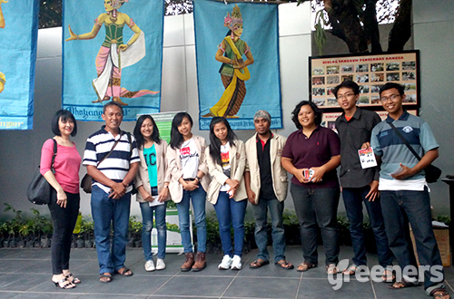 Beberapa mahasiswa dari Sanata Dharma Yogyakarta yang turut terlibat dalam "Wayang Rokenrol". Foto: greeners.co/Danny Kosasih