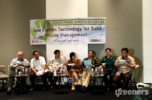 Diskusi panel bertajuk "Low Carbon Technology for Solid Waste Management" membahas masalah persampahan dan penanganan sampah yang ramah lingkungan. Diskusi diadakan di Jakarta (06/01). Foto: greeners.co/Danny Kosasih