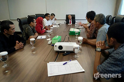 Teten Masduki, Kepala Staf Khusus Presiden RI (tengah) menemui perwakilan warga dari tiga desa asal Batu, Jatim yang memperjuangkan Sumber Air Gemulo di Istana Negara, Jakarta, pada Rabu (20/01). Foto: dok. WALHI