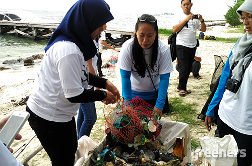 Hampir 100 kilo sampah berhasil dibersihkan di laut sekitar Pulau Rambut melalui aksi #DiversCleanAction, Sabtu (20/02). Foto: greeners.co/Danny Kosasih