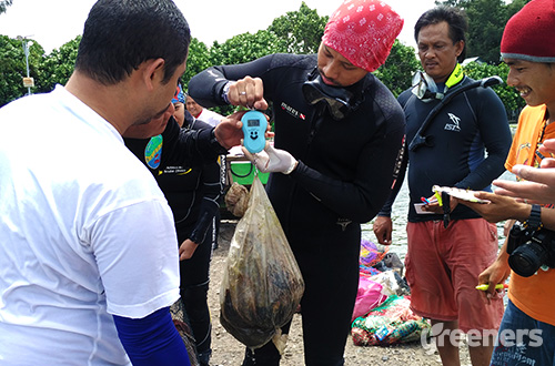 Sebanyak 64,025 kilogram sampah berhasil diangkat dari dasar perairan Pulau Pramuka, Kepulauan Seribu. Aksi ini mengambil momentum Hari Peduli Sampah Nasional. Foto: greeners.co/Danny Kosasih