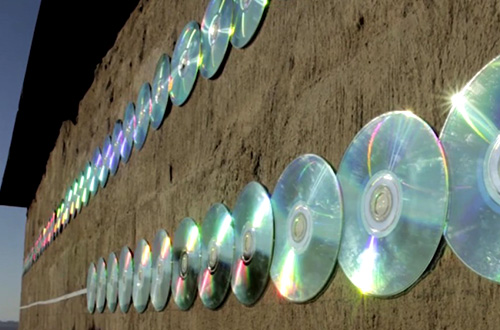 Kepingan CD bekas memantulkan cahaya matahari dan menghasilkan spektrum warna yang indah. Foto: r1/inhabitat.com