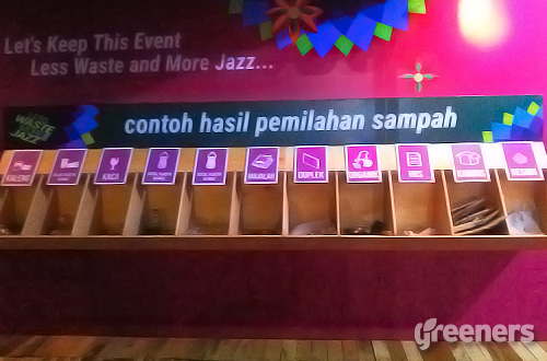 Dalam program "Less Waste More Jazz", sampah yang dikumpulkan selama tiga hari pelaksanaan Java Jazz Festival 2016 dipilah menjadi 13 kategori sampah sebelum diserahkan kepada pengepul. Foto: greeners.co/Teuku Wildan