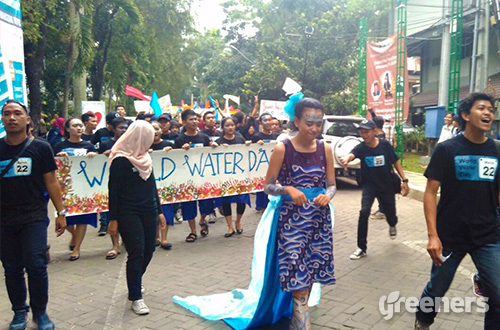 Aksi peduli air Mahasiswa jurusan Teknik Pengairan Universitas Brawijaya Malang pada Selasa (22/03). Foto: greeners.co/HI