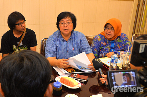 Menteri Lingkungan Hidup dan Kehutanan Siti Nurbaya Bakar menjawab pertanyaan pers usai menghadiri peringatan Hari Peduli Sampah Nasional 2016 di Makassar, Jumat (04/03). Foto: greeners.co