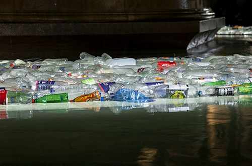 "Pulau Plastik" yang mengapung di kolam air mancur Trafalgar Square tersusun dari 13.000 botol plastik bekas. Foto: Lola Martinez/Inhabitat.com