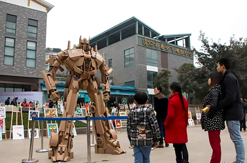 Robot Optimus Prime hadiah Tahun Baru Cina karya Xu Ou untuk anaknya sempat dipajang di taman kota oleh pemerintah setempat. Foto: CXNEWS/inhabitat.com