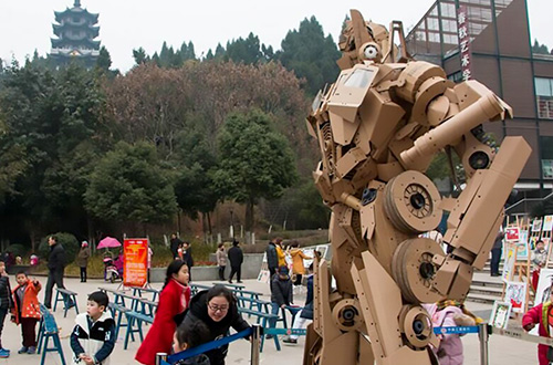 Xu Ou membutuhkan 1.000 kg kardus bekas untuk membuat replika robot Optimus Prime setinggi 2,8 meter. Foto: CXNEWS/inhabitat.com