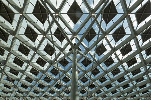 Atap kaca pada stasiun kereta api Den Haag Centraal memungkinkan sinar matahari dapat menerangi ruangan di dalam stasiun. Foto: Jannes Linders/inhabitat.com