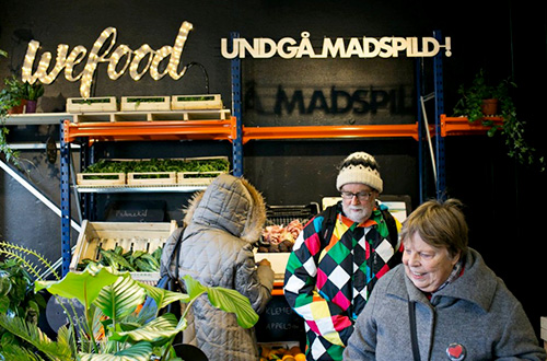 Makanan yang dijual di WeFood didapat dari hasil donasi supermarket besar. Supermarket WeFood sendiri awalnya merupakan proyek non-profit lokal yang telah dijalankan sejak tahun 2015 lalu. Foto: WeFood/inhabitat.com