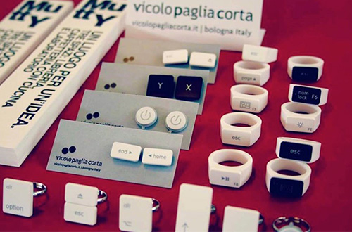 Aksesori dari tuts bekas laptop Apple. Foto: VicoloPagliaCorta/inhabitat.com