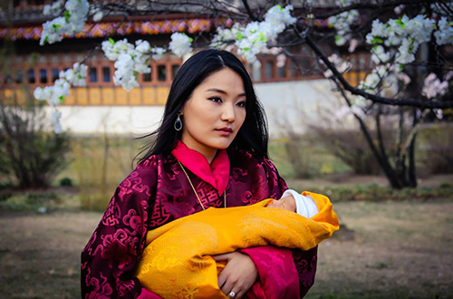 Ratu Jetsun Pema menggendong anak pertamanya, pangeran Gyalsey. Kerajaan Bhutan bertekad membangun sebuah negara yang bahagia dan ramah lingkungan. Foto: Jetsun Pema/Facebook