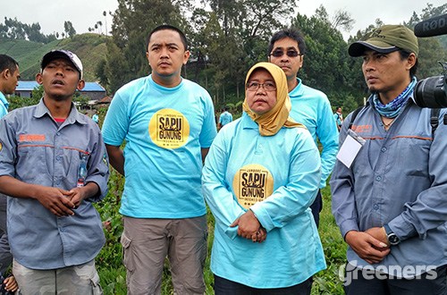 Bupati Kabupaten Lumajang As’at Malik (tidak terlihat dalam gambar), Koordinator Sapu Gunung, Syaiful Rochman (ke dua dari kiri) dan Tuti Hendrawati Mintarsih (ketiga dari kiri) bersama perwakilan komunitas Savers sedang melihat kondisi Danau Ranu Pani. Foto: greeners.co