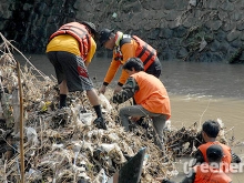 Banser_Pasuruan_Libatkan_Warga_Bersihkan_Sungai_Langganan_Banjir_02