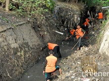 Banser_Pasuruan_Libatkan_Warga_Bersihkan_Sungai_Langganan_Banjir_03
