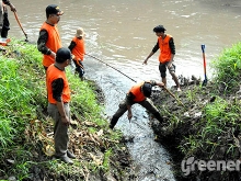 Banser_Pasuruan_Libatkan_Warga_Bersihkan_Sungai_Langganan_Banjir_05