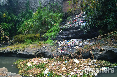 Warga Masih Buang Sampah Ke Sungai Brantas Greeners Co