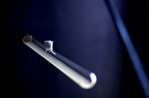 Tabung khusus untuk menaruh air laut dan bakteri bioluminesensi. Foto: teresavandongen.com