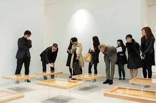 Pengunjung menyaksikan karya Ren Ri di Galeri Hong Kong Pearl Lam Soho. Foto: www.inhabitat.com