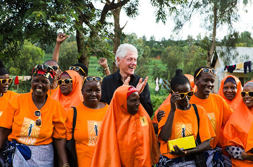 Bill Clinton diantara anggota Solar Sister. Foto: www.solarsister.org