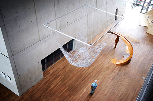 Lampu Gantung dari 10 000 Pulpen Bekas Greeners Co