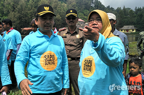 Bupati Kabupaten Lumajang As'at Malik (di sebelah kiri) dan Direktur Jendral Pengelolaan Sampah, Limbah dan Bahan Berbahaya Beracun (B3) KLHK, Tuti Hendrawati Mintarsih menyaksikan kondisi Danau Ranu Pane usai peresmian Jambore Sapu Gunung di Desa Ranu Pane, Taman Nasional Bromo Tengger Semeru, Lumajang, Jawa Timur, Sabtu (30/04). Foto: greeners.co