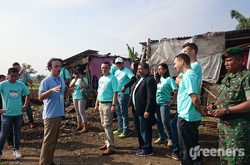 Emmanuel menerangkan kondisi warga Kampung Pisang kepada perwakilan AccorHotels. Foto: greeners.co/Renty Hutahaean