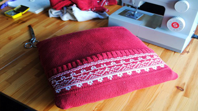  Sarung Bantal  Cantik dari Sweater Lama Laman 3 dari 3 