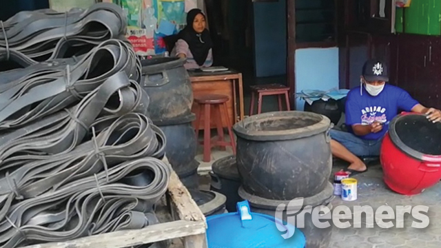 Tempat Sampah Cantik dari Ban  Bekas  Greeners Co