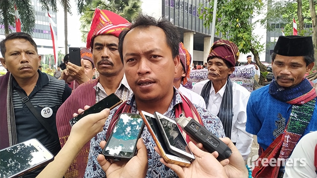 Roganda Simanjuntak Ketua Badan Pengurus Harian AMAN Tano Batak. Foto : www.greeners.co/Dewi Purningsih