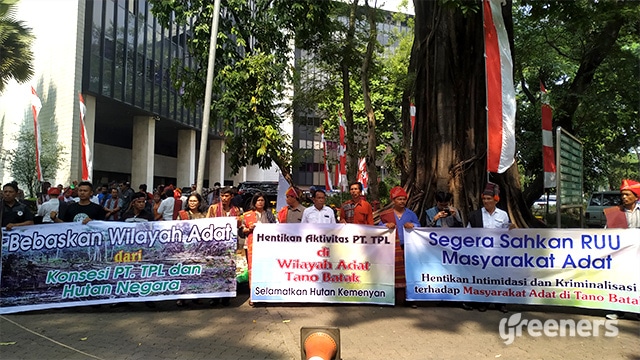 Aksi Masyarakat Adat Tano Batak di Gedung KLHK. Foto: www.greeners.co/Dewi Purningsih