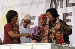 Rukka Sombokinggi (Sekjen AMAN) bersalaman dengan Siti Nurbaya (Menteri LHK). Foto : www.greeners.co/Dewi Purningsih