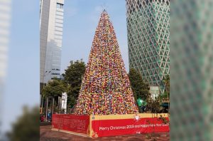 Limbah Plastik untuk Pohon Natal