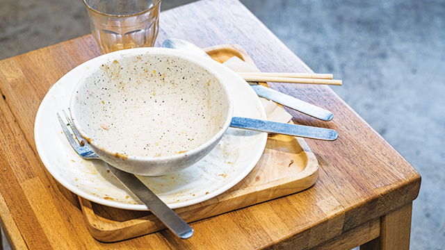 Menghabiskan Makanan di Tempat
