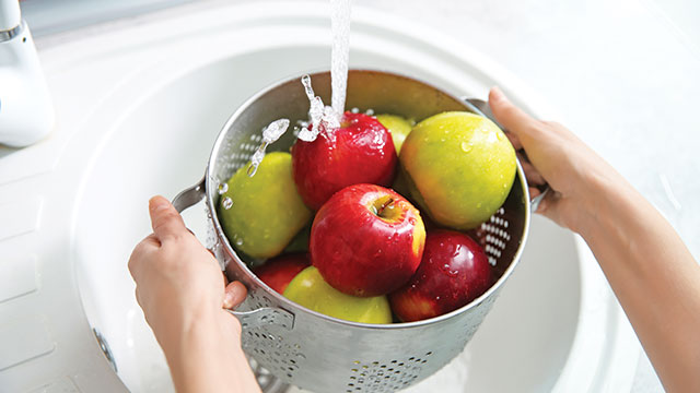 mencuci buah dan sayur