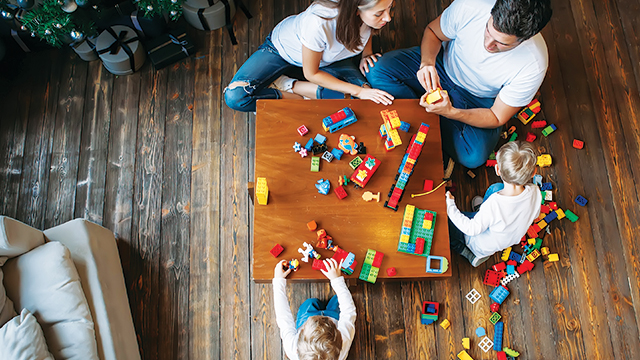 Bermain bersama anak