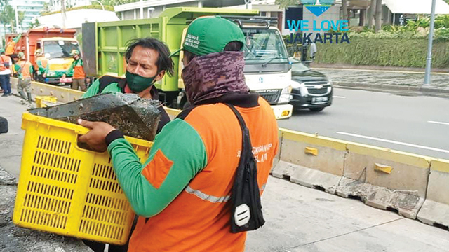 DKI-Angkut-398-Ton-Sampah-Sisa-Aksi-Unjuk-Rasa-1