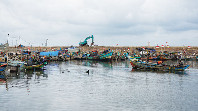 sampah medis bocor di sungai cilincing