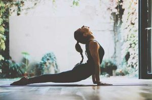 ringankan nyeri kronis dengan yoga dan meditasi