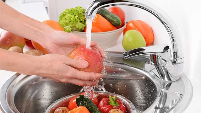 membersihkan buah dan sayur