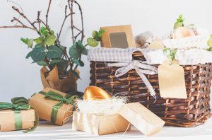 Bungkus kado dengan keranjang