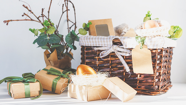 Bungkus kado dengan keranjang
