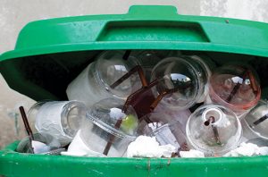 Sampah sedotan plastik