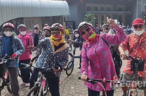 Komunitas sepeda Bandung Raya berbatik