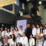 Para Seniman berfoto bersama pada sesi pembukaan Pameran Ragam Flora Indonesia (RFI) yang keempat di NuArt Sculpture Park, Bandung. Foto: Dini Jembar Wardhani.