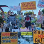 Sejumlah mahasiswa dan aktivis dari Ecoton menggelar aksi teatrikal untuk menuntut tanggung jawab pemerintah terhadap maraknya sampah impor plastik. Foto: Ecoton