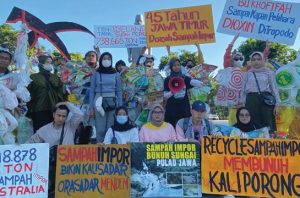 Sejumlah mahasiswa dan aktivis dari Ecoton menggelar aksi teatrikal untuk menuntut tanggung jawab pemerintah terhadap maraknya sampah impor plastik. Foto: Ecoton