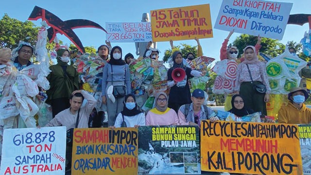 Sejumlah mahasiswa dan aktivis dari Ecoton menggelar aksi teatrikal untuk menuntut tanggung jawab pemerintah terhadap maraknya sampah impor plastik. Foto: Ecoton