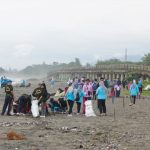 ilustrasi aksi membersihkan sampah di laut. Foto: KKP