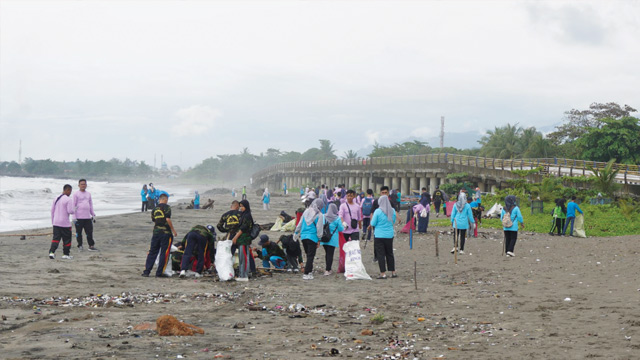 ilustrasi aksi membersihkan sampah di laut. Foto: KKP